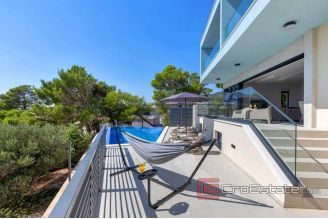 020 2018 202 Makarska villa with pool and sea view for sale