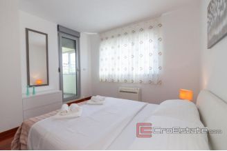 009 5137 30 Split apartment for rent