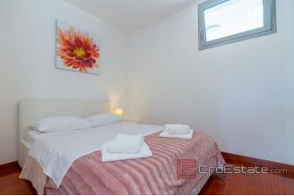 009 5137 30 Split apartment for rent