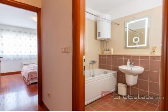 009 5137 30 Split apartment for rent