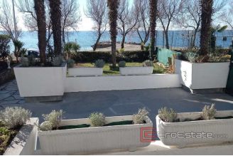 006 1014 08 Porec house first row to the sea for sale