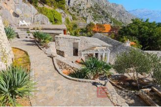 020 2021 319 near omis stone houses with sea view for sale