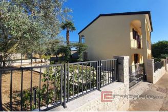 010 1014 10 Porec house for sale