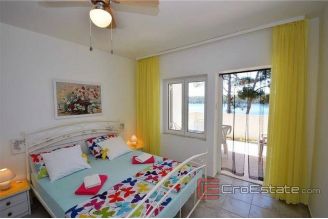 013 5143 30 Losinj house first row to the sea for sale