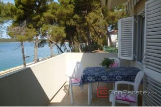 013 5143 30 Losinj house first row to the sea for sale