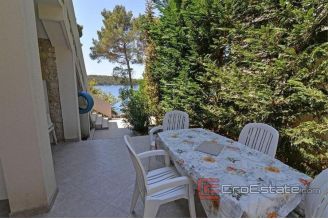 013 5143 30 Losinj house first row to the sea for sale