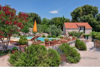 015 2038 31 island hvar Mediterranean villa with pool for sale