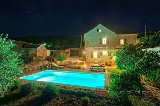 015 2038 31 island hvar Mediterranean villa with pool for sale
