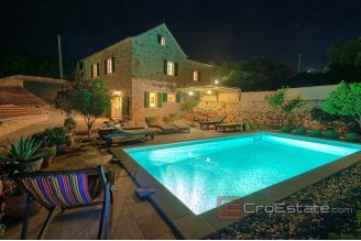 015 2038 31 island hvar Mediterranean villa with pool for sale