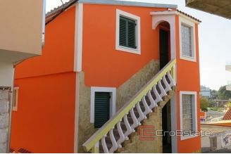 007 5149 30 Sibenik apartment house first row to the sea for sale1
