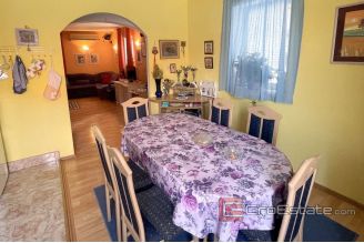 018 2036 49 island ciovo family house near the sea for sale