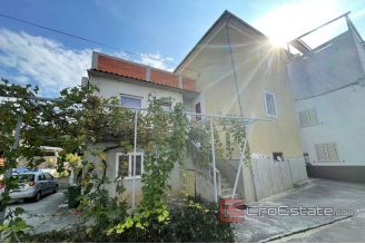018 2036 49 island ciovo family house near the sea for sale