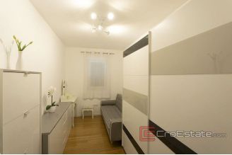 011 2038 41 makarska three bedroom apartment with sea view for sale