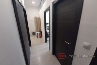 007 2016 525 Split Trstenik office space in a busy location for rent