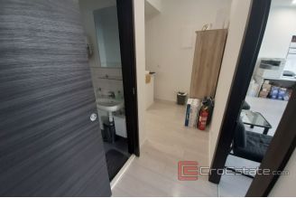 007 2016 525 Split Trstenik office space in a busy location for rent