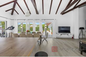 016 5164 30 Sibenik villa with pool for sale