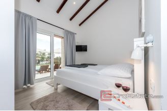 016 5164 30 Sibenik villa with pool for sale