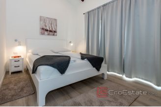 016 5164 30 Sibenik villa with pool for sale