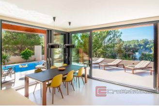 021 5175 30 Korcula villa first row to the sea for sale