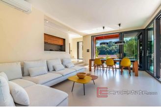 021 5175 30 Korcula villa first row to the sea for sale