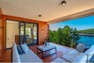 021 5175 30 Korcula villa first row to the sea for sale