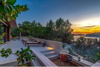 021 5175 30 Korcula villa first row to the sea for sale