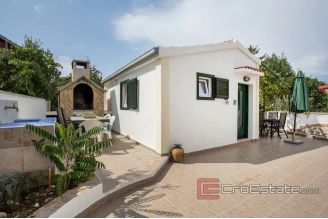 011 5176 30 Rogoznica house near the sea for sale