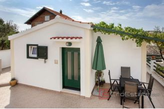 011 5176 30 Rogoznica house near the sea for sale