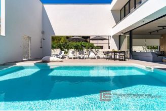 018 5177 30 Brac villa with pool for sale