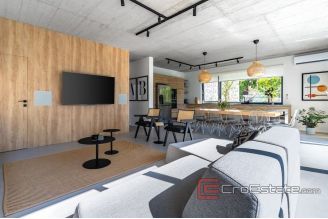 018 5177 30 Brac villa with pool for sale