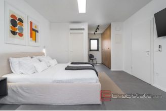 018 5177 30 Brac villa with pool for sale