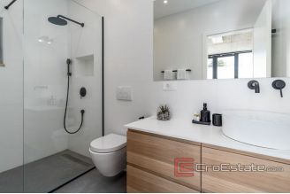 018 5177 30 Brac villa with pool for sale
