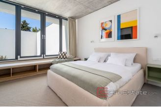 018 5177 30 Brac villa with pool for sale