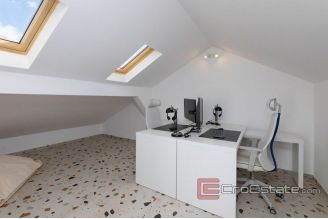 018 5177 30 Brac villa with pool for sale