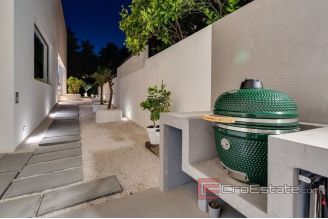 018 5177 30 Brac villa with pool for sale