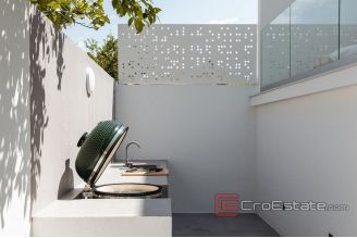 018 5177 30 Brac villa with pool for sale