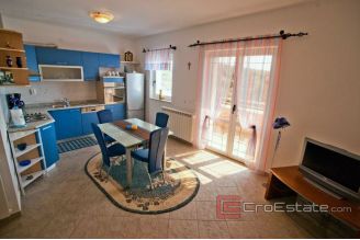 013 5178 30 Primosten apartment house with pool for sale