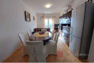 013 5178 30 Primosten apartment house with pool for sale