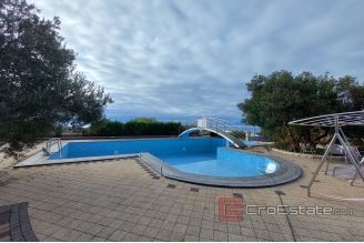 013 5178 30 Primosten apartment house with pool for sale