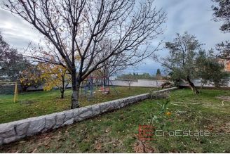 013 5178 30 Primosten apartment house with pool for sale