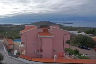 013 5178 30 Primosten apartment house with pool for sale