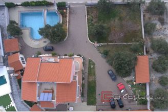 013 5178 30 Primosten apartment house with pool for sale