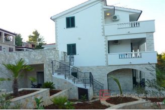 010 5183 30 Solta house with pool and sea view for sale