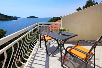 016 5181 30 Korcula villa first row to the sea for sale