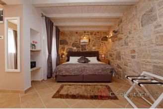 016 5181 30 Korcula villa first row to the sea for sale