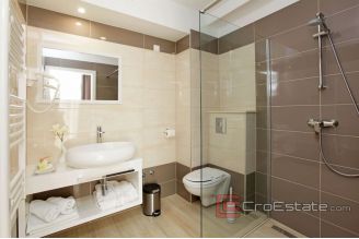 016 5181 30 Korcula villa first row to the sea for sale