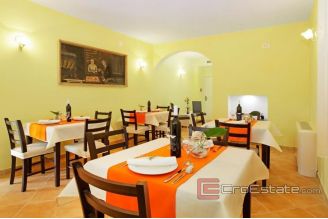 016 5181 30 Korcula villa first row to the sea for sale