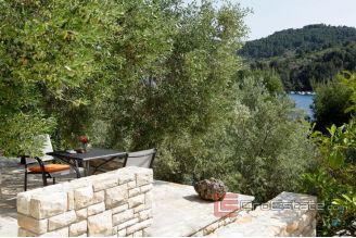 016 5181 30 Korcula villa first row to the sea for sale