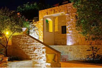 016 5181 30 Korcula villa first row to the sea for sale