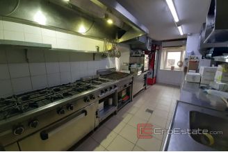 007 2016 528 Split restaurant in the center for sale